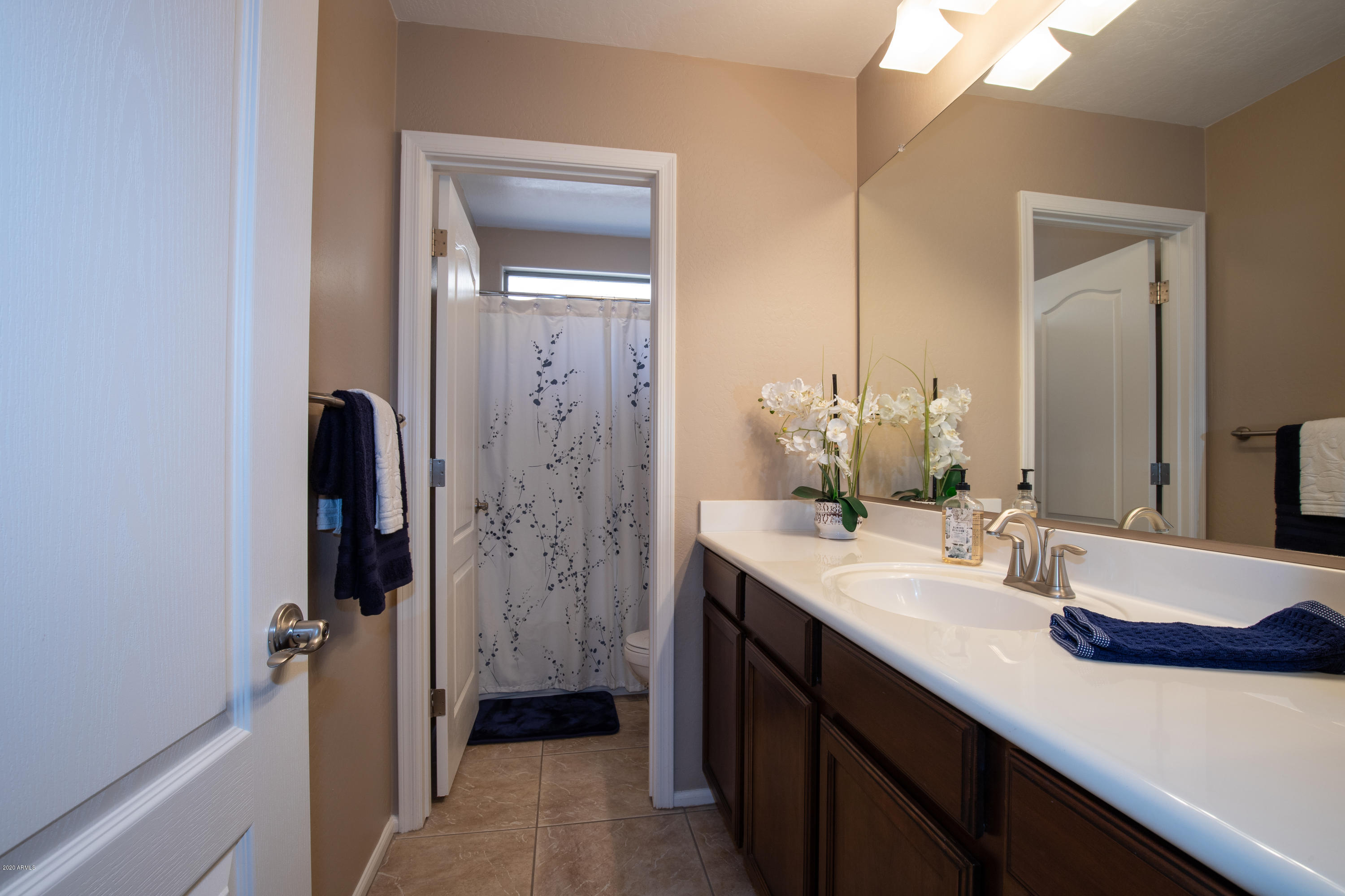 4021 East Hashknife Road Phoenix, AZ 85050 - Photo 9 of 10 4021 E Hashnife-Hall Bath