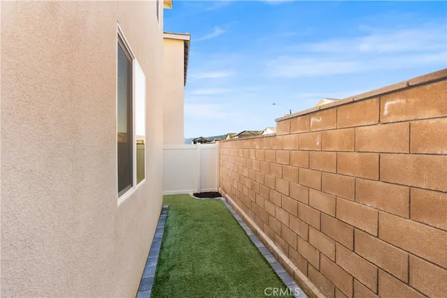 a view of a backyard with pathway