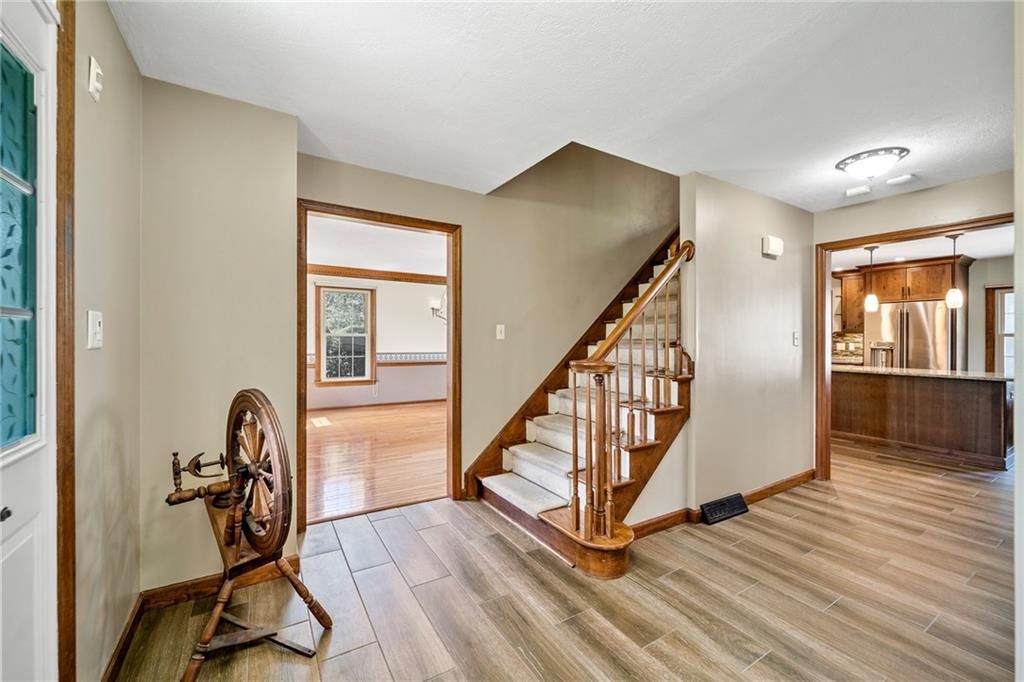 9706 E Road Pittsburgh, PA 15237 - Photo 3 of 24 Gallery Image 3