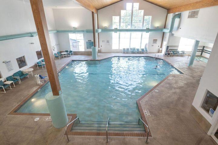 111 Center Street, Unit 235 Lake Geneva, WI 53147 - Photo 35 of 46 Dramatic vaulted ceiling