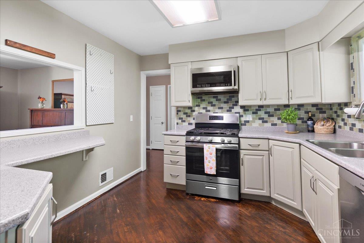 281 Compton Road Wyoming, OH 45215 - Photo 13 of 52