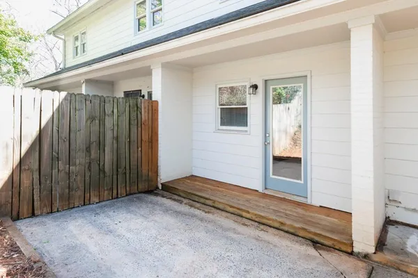 a view of backyard with hallway
