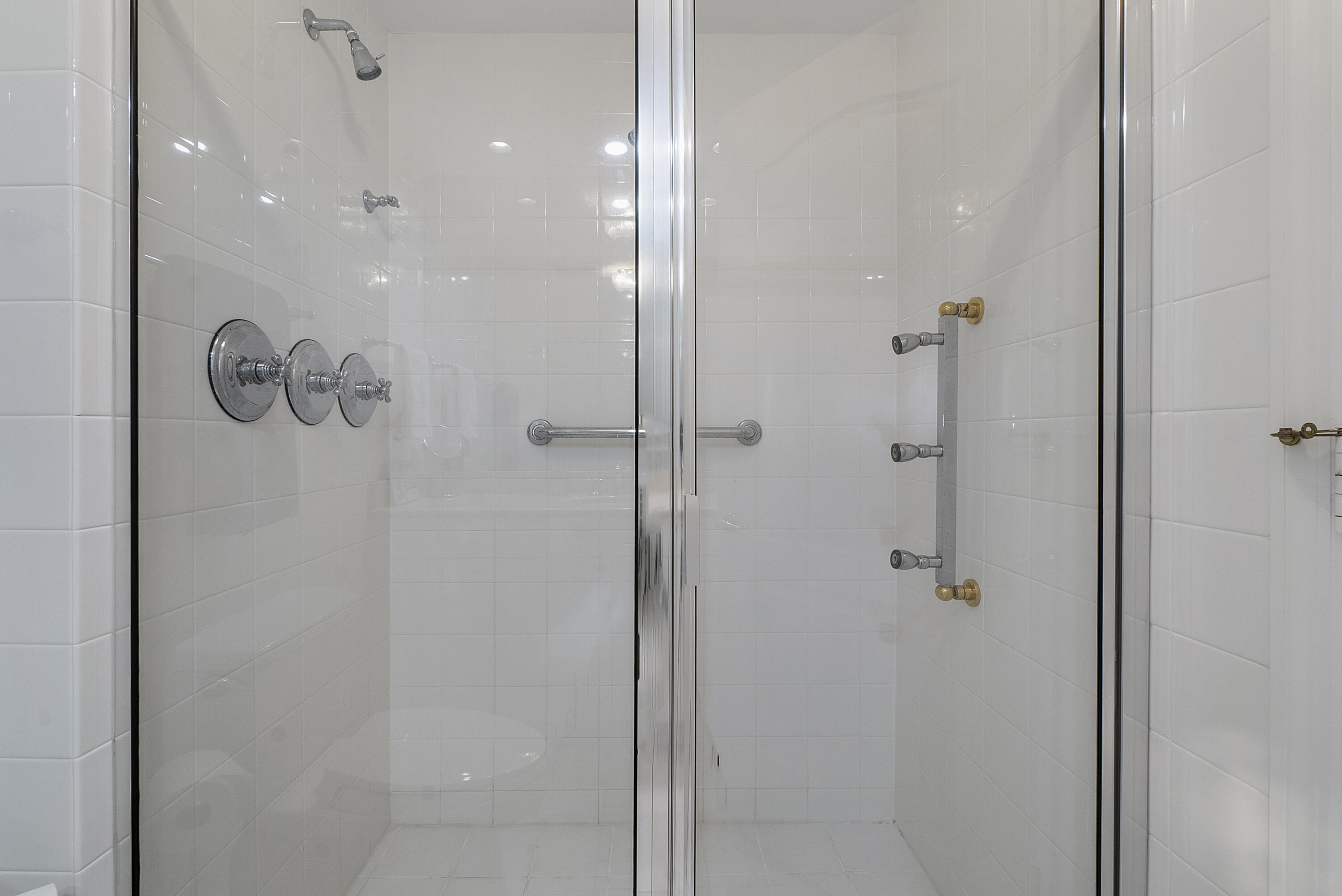 550 Southeast Mizner Boulevard, Unit B810 Boca Raton, FL 33432 - Photo 34 of 50 Guest Bathroom