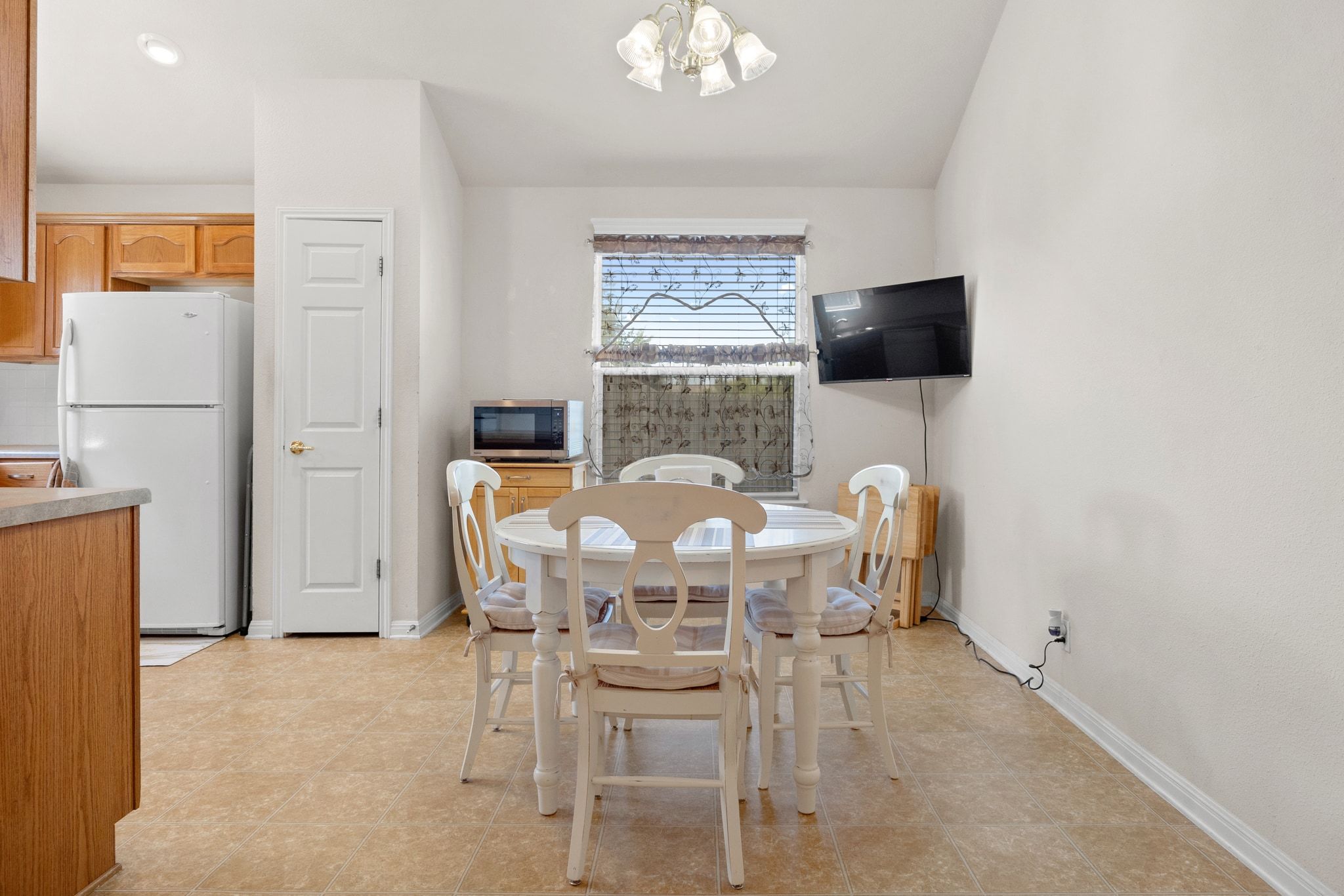 901 Kenneys Way Round Rock, TX 78665 - Photo 12 of 33 Dining area featuring a chandelier and light tile patterned floors