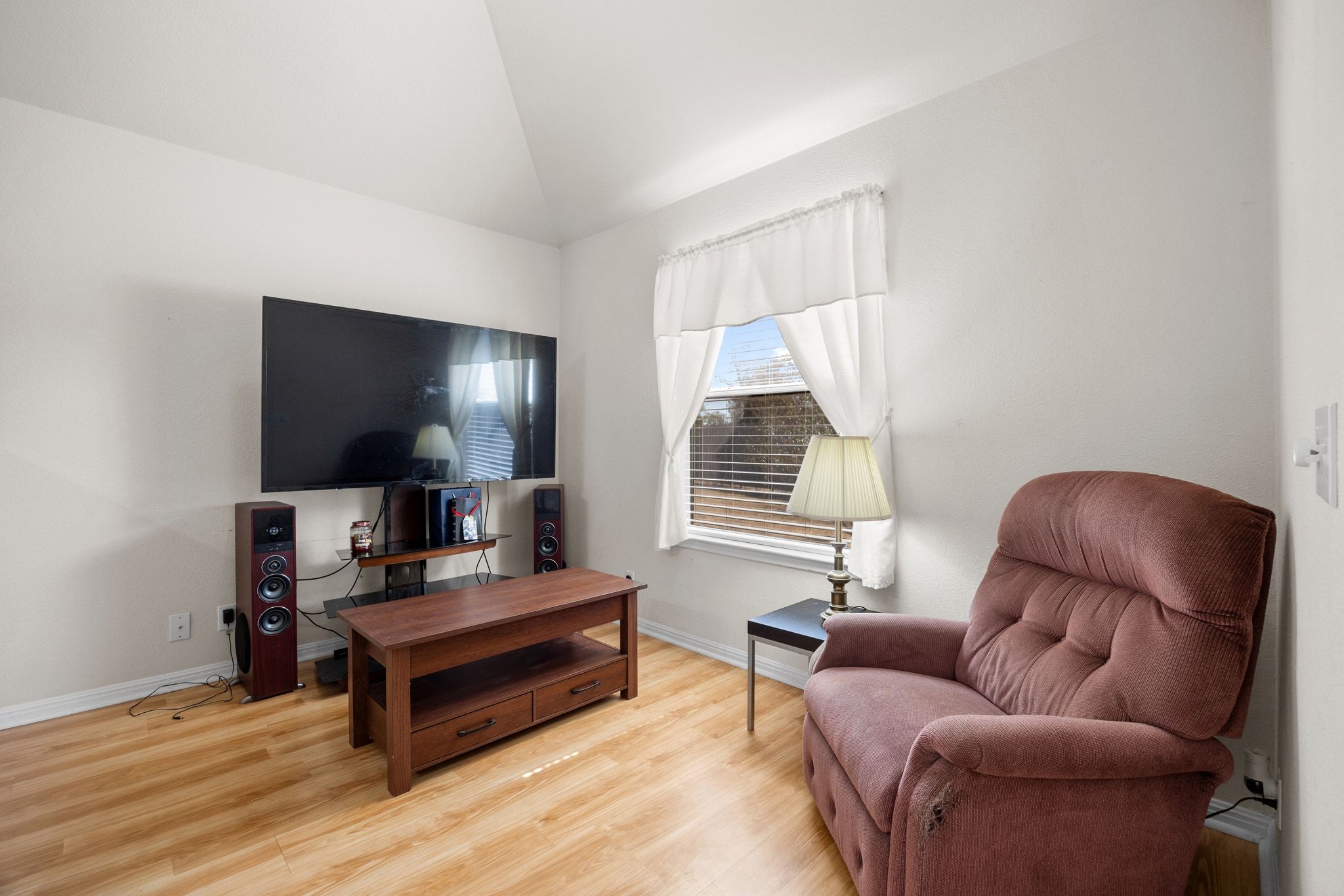 901 Kenneys Way Round Rock, TX 78665 - Photo 23 of 33 Sitting room featuring vaulted ceiling and wood finished floors