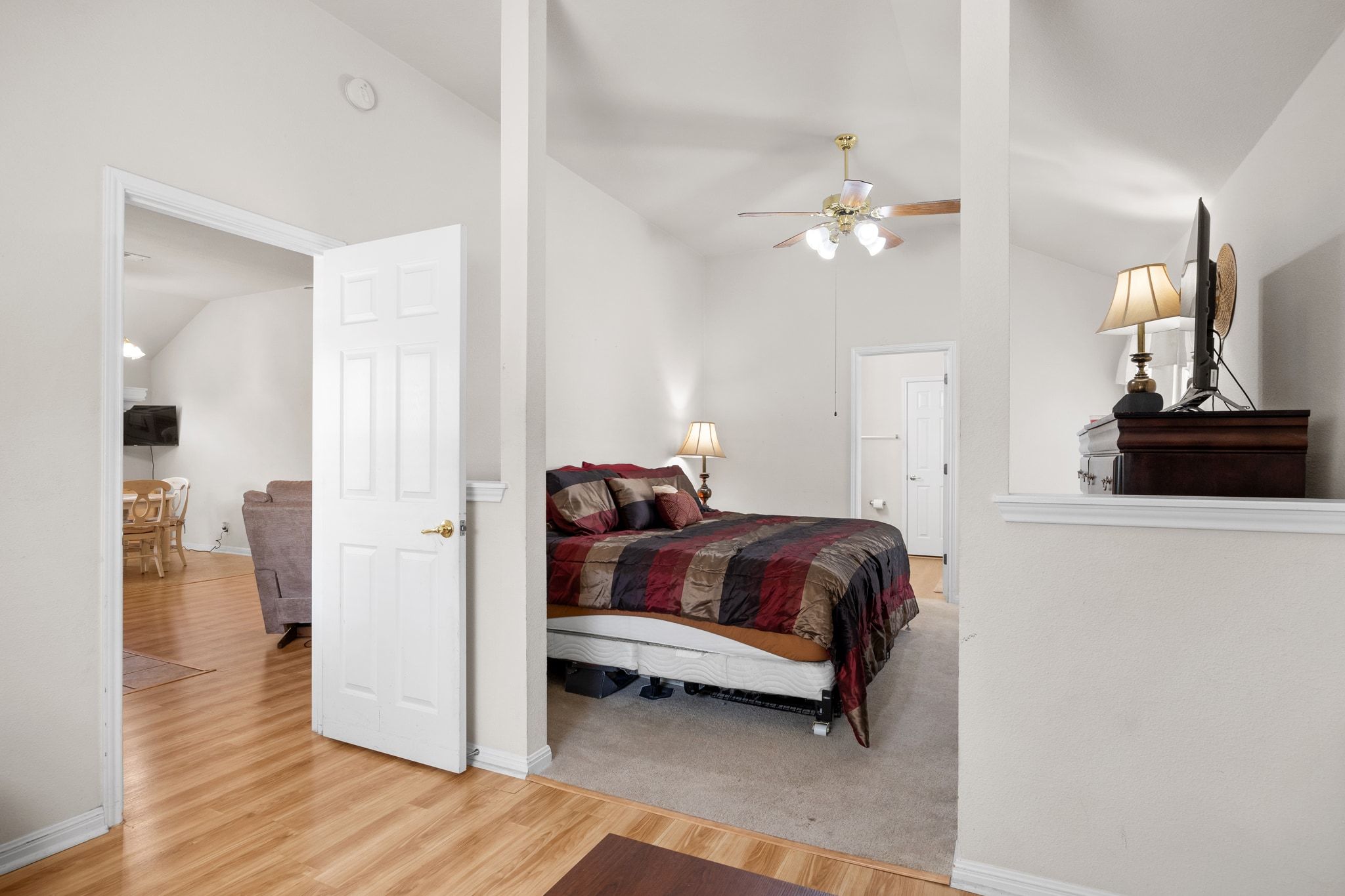 901 Kenneys Way Round Rock, TX 78665 - Photo 24 of 33 Bedroom with light wood-style flooring, lofted ceiling, and ceiling fan