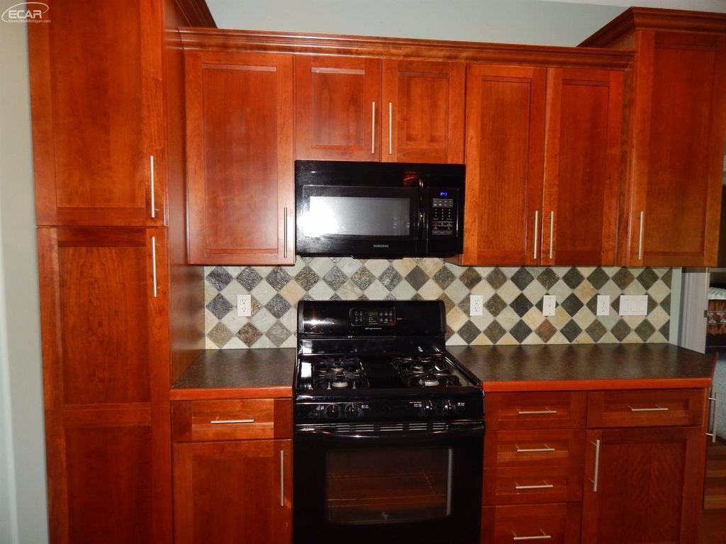 6339 East River Road Flushing, MI 48433 - Photo 6 of 10
