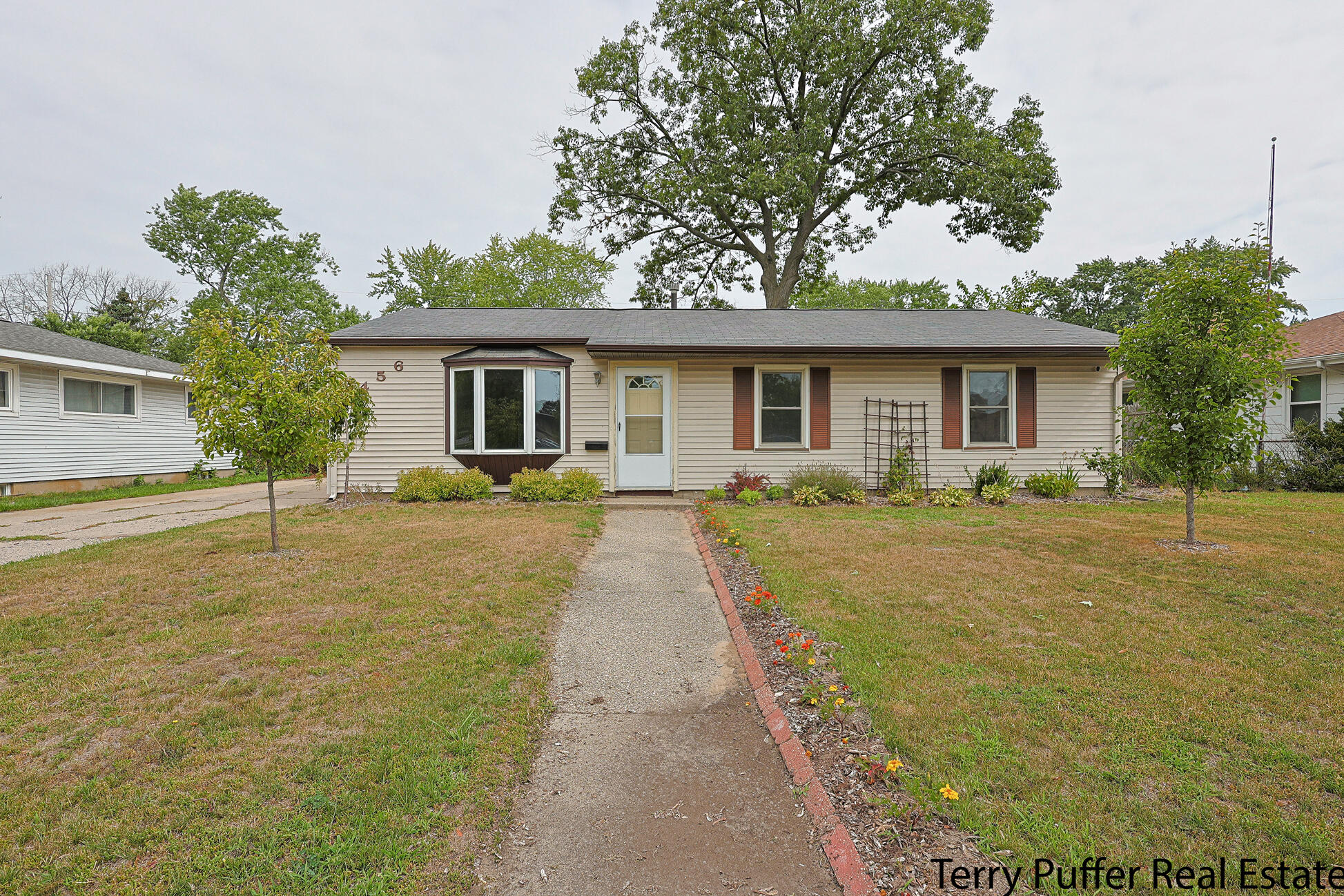 1456 Greenwich Road Muskegon, MI 49441 - Photo 2 of 26 IMG_0675