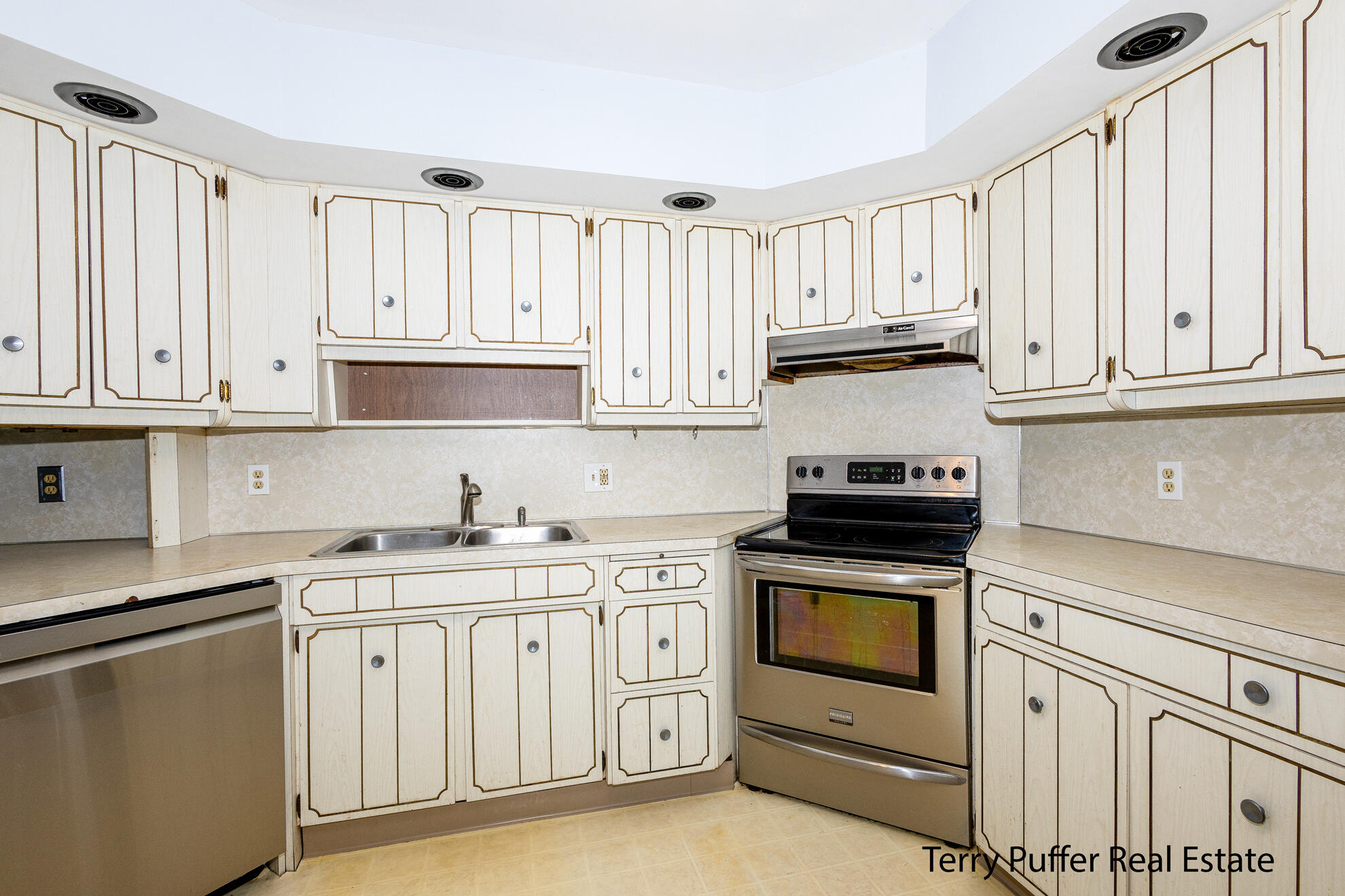 1456 Greenwich Road Muskegon, MI 49441 - Photo 7 of 26 IMG_0633