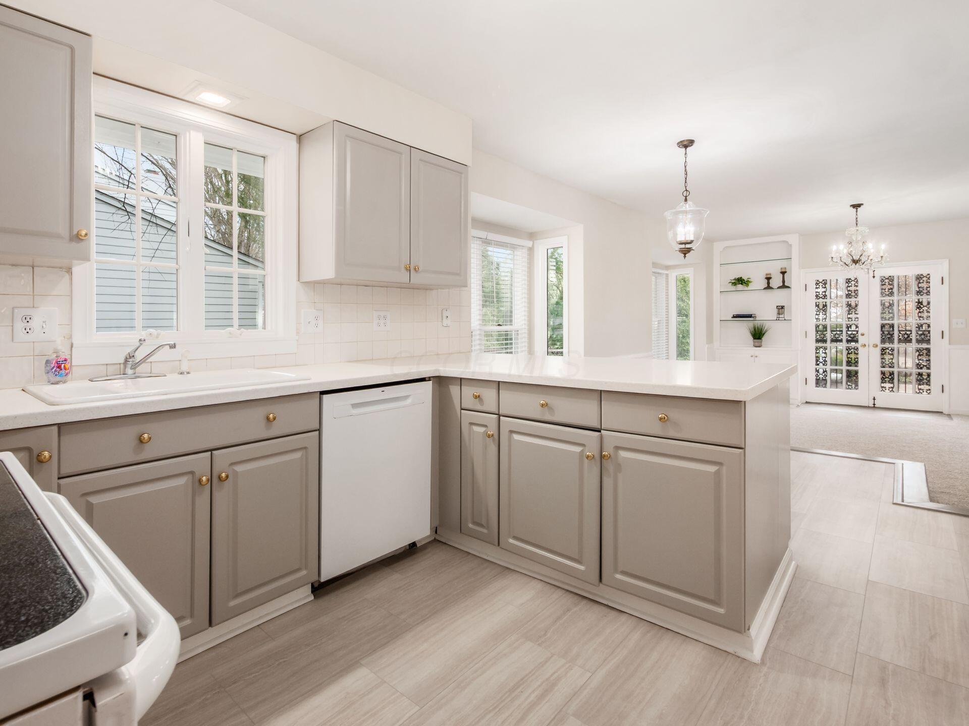 880 Lynbrook Road Columbus, OH 43235 - Photo 20 of 59 Gorgeous Kitchen open to Fam Rm!