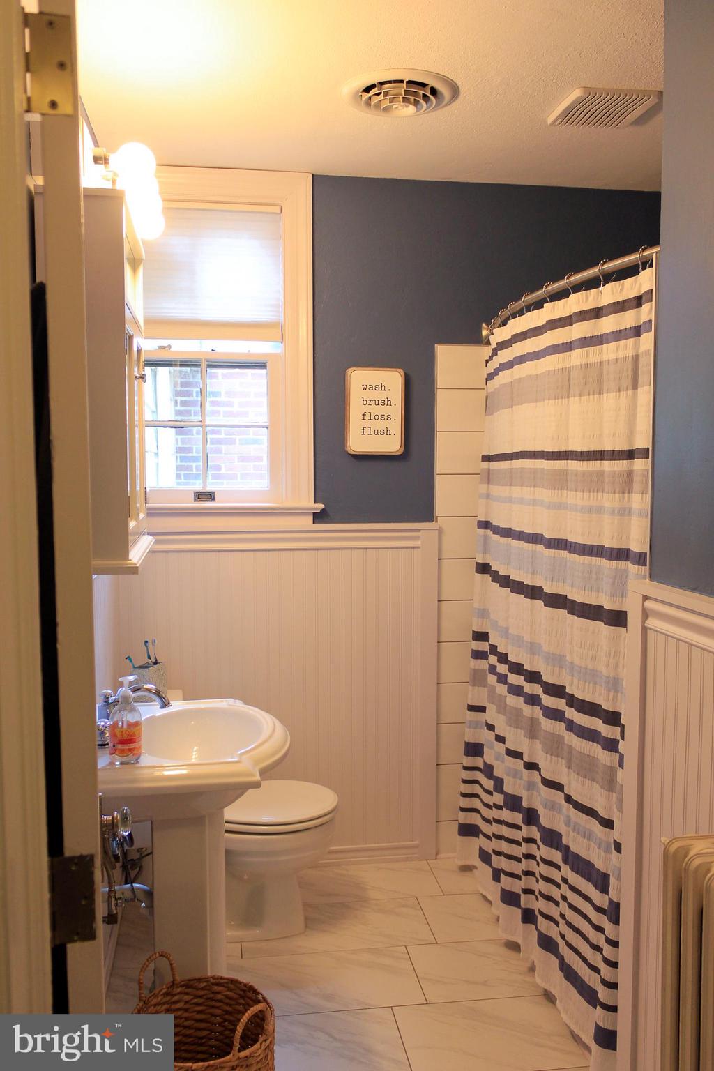 171 Springdale Road York, PA 17403 - Photo 28 of 37 Upstairs Main Bath
