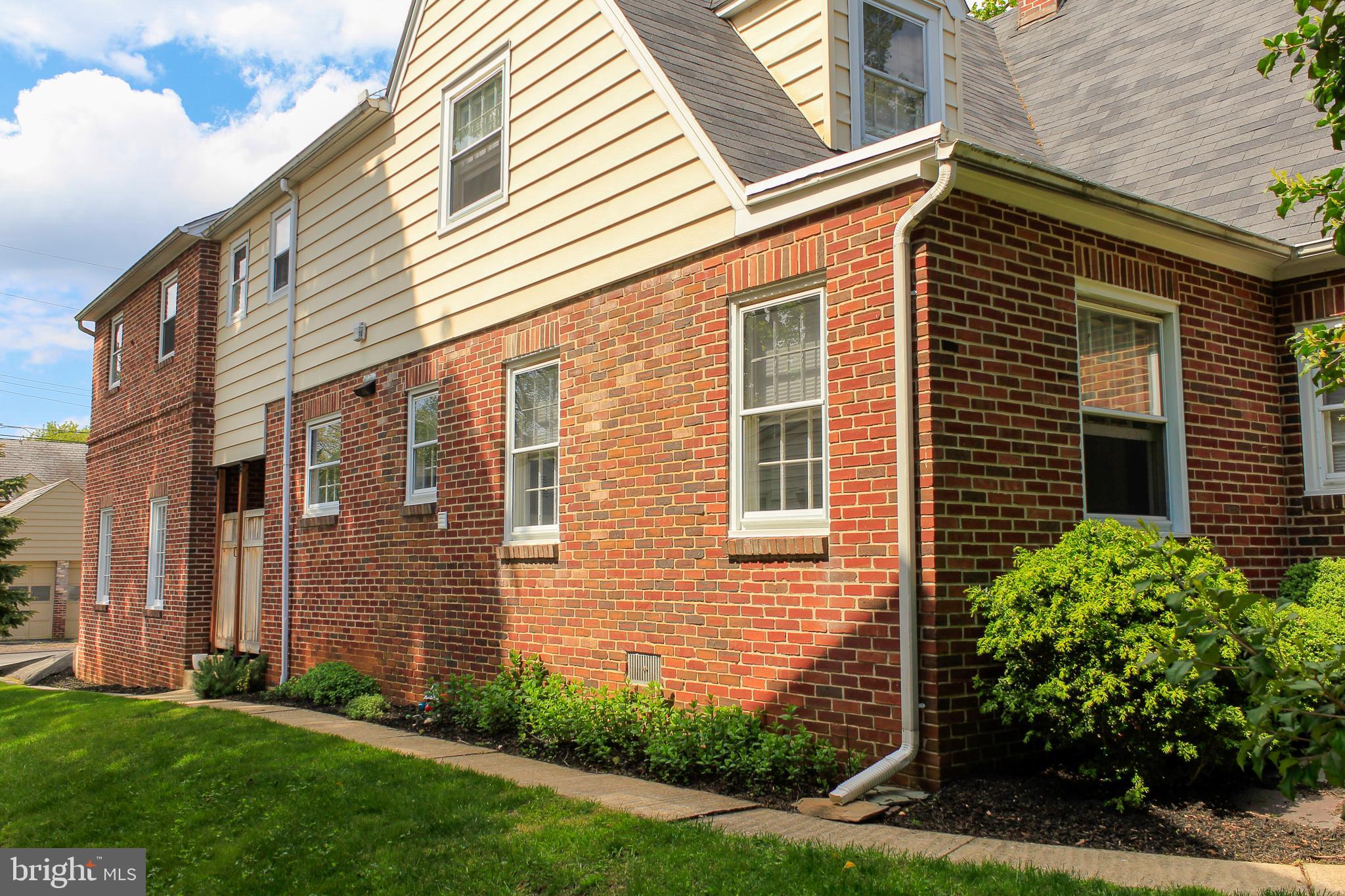 171 Springdale Road York, PA 17403 - Photo 5 of 37 Side View