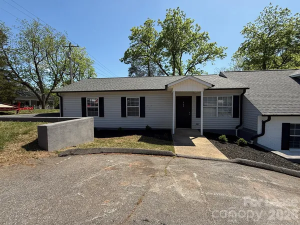 $1,595 | 454 8th Avenue Northeast, Hickory, NC 28601