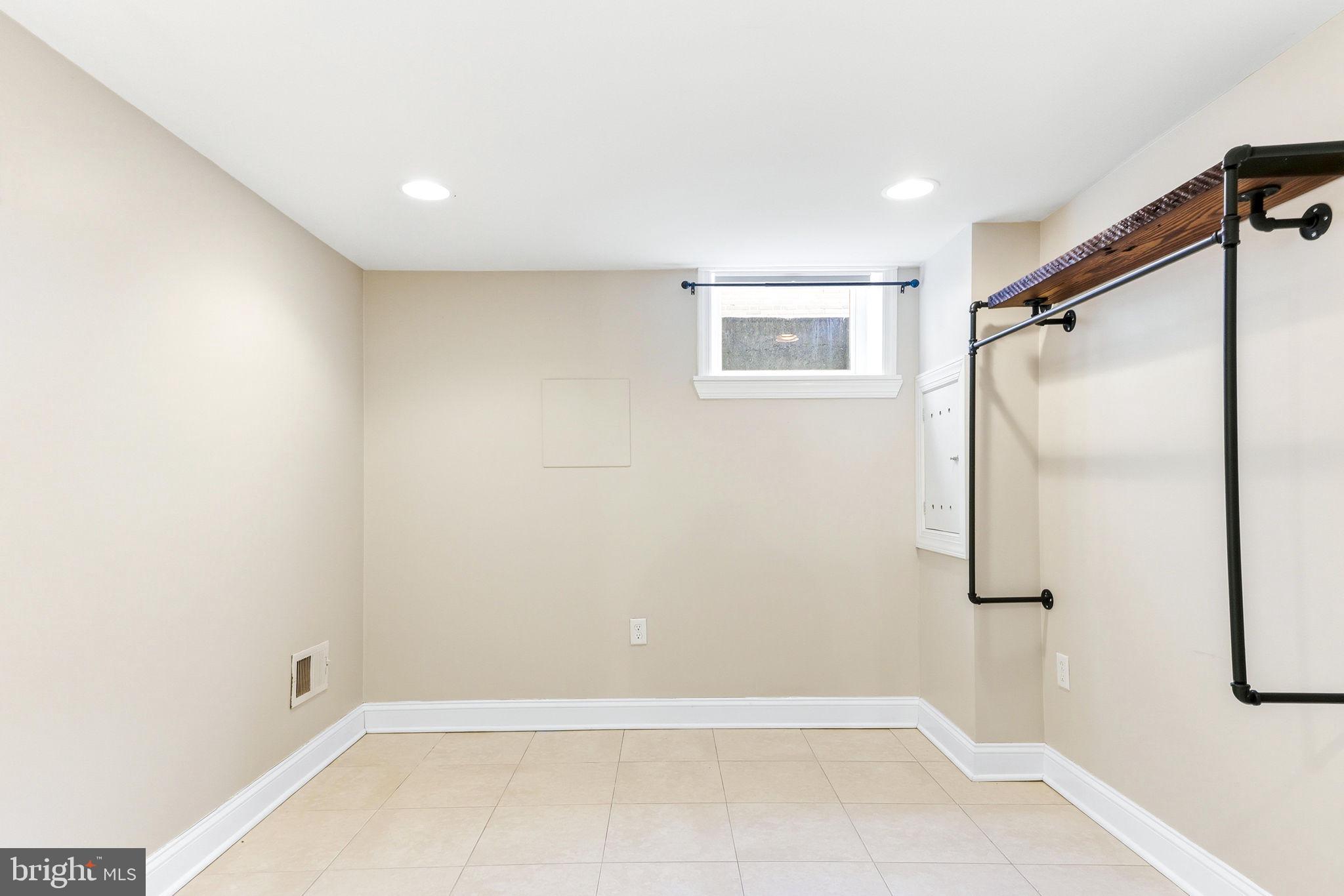 404 South Castle Street Baltimore, MD 21231 - Photo 37 of 47 a view of bathroom
