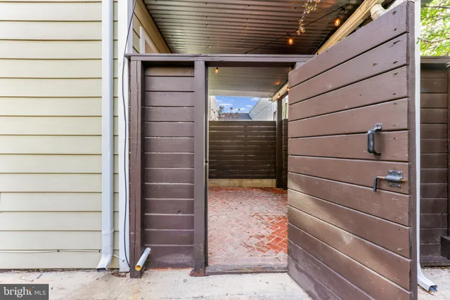 a view of back yard of the house