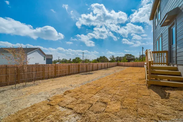 a view of a backyard