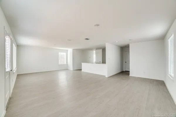 an empty room with windows and pillars in it