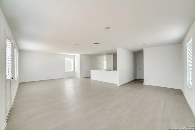 an empty room with windows and pillars in it