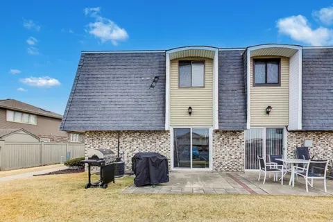 $209,500 | 8420 162nd Place, Unit 4, Tinley Park, IL 60487
