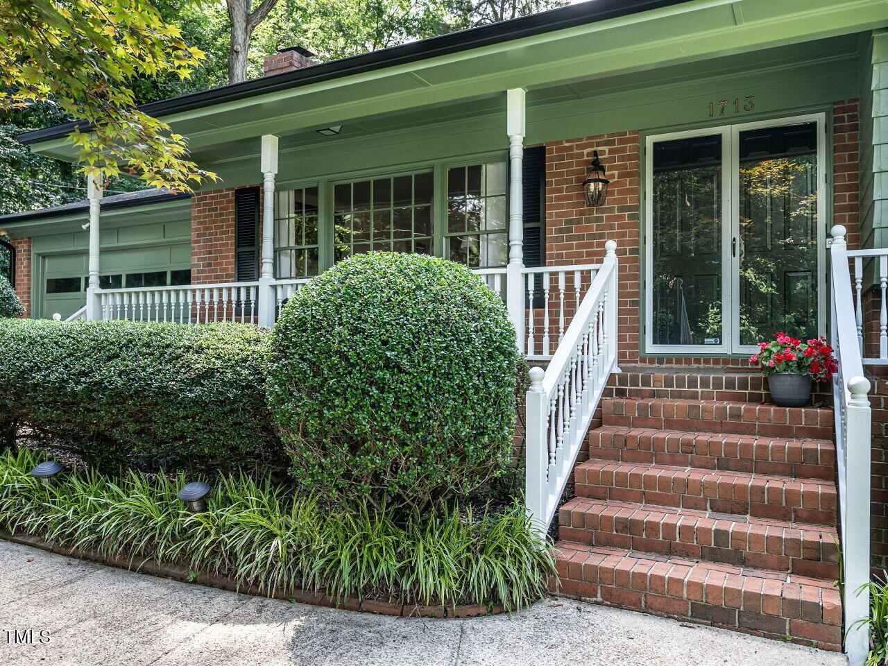 003-1280x960-front-porch