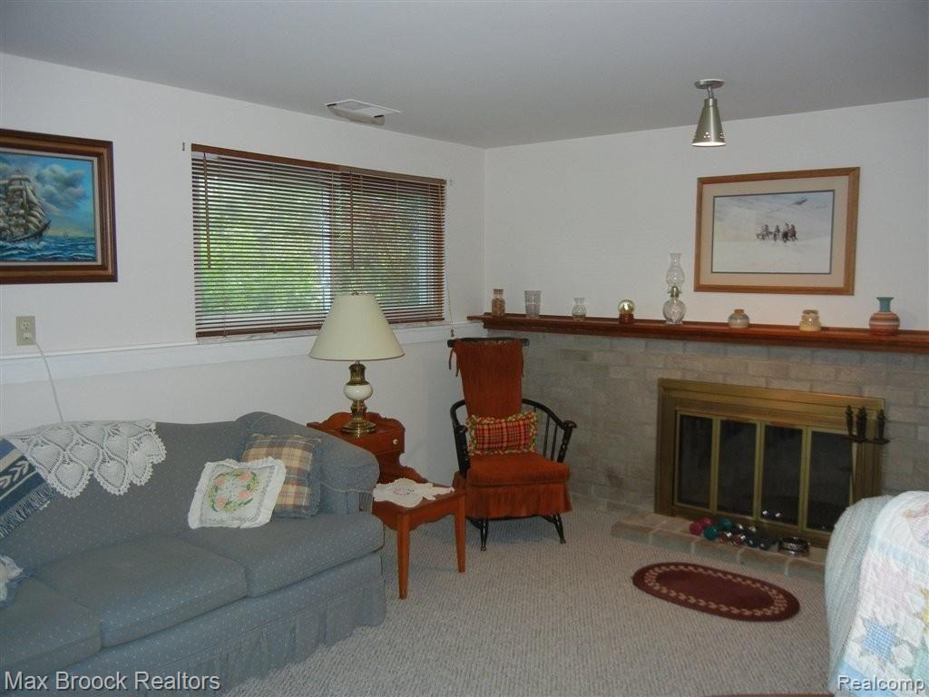 6997 Oakhill Road Clarkston, MI 48348 - Photo 16 of 22 GREAT ROOM