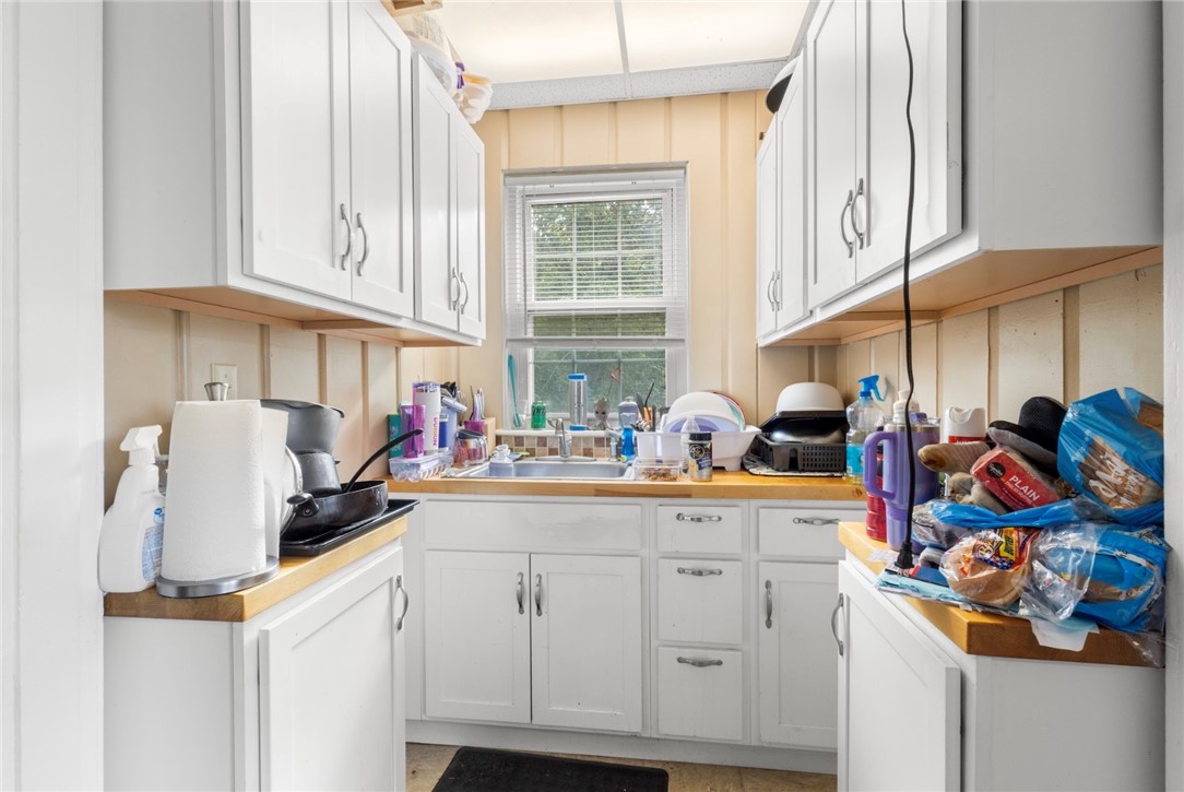 9 Southern Street Cranston, RI 02920 - Photo 3 of 31