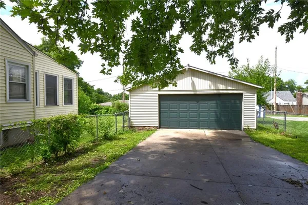 $235,000 | 9604 East 32nd Street South, Independence, MO 64052