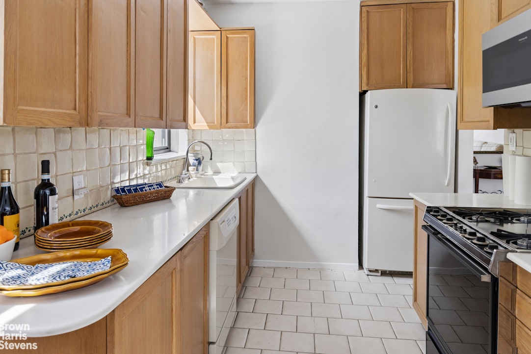 640 West 239th Street, Unit 2F Bronx, NY 10463 - Photo 8 of 17