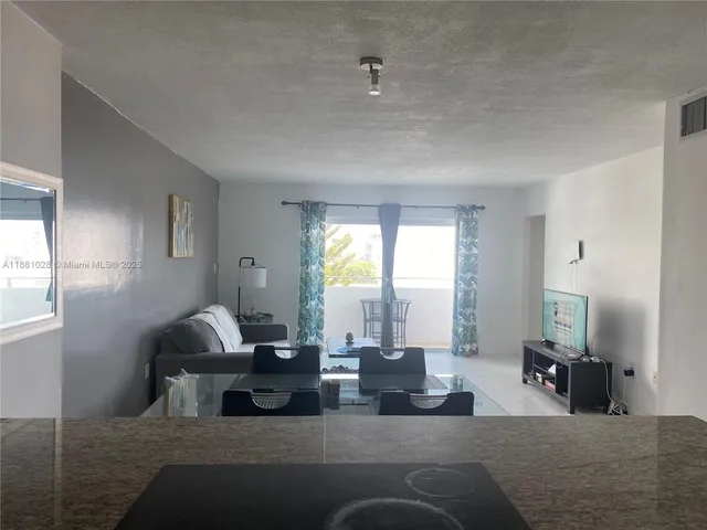 $2,300 | 1200 14th Street, Unit 6B, Miami Beach, FL 33139