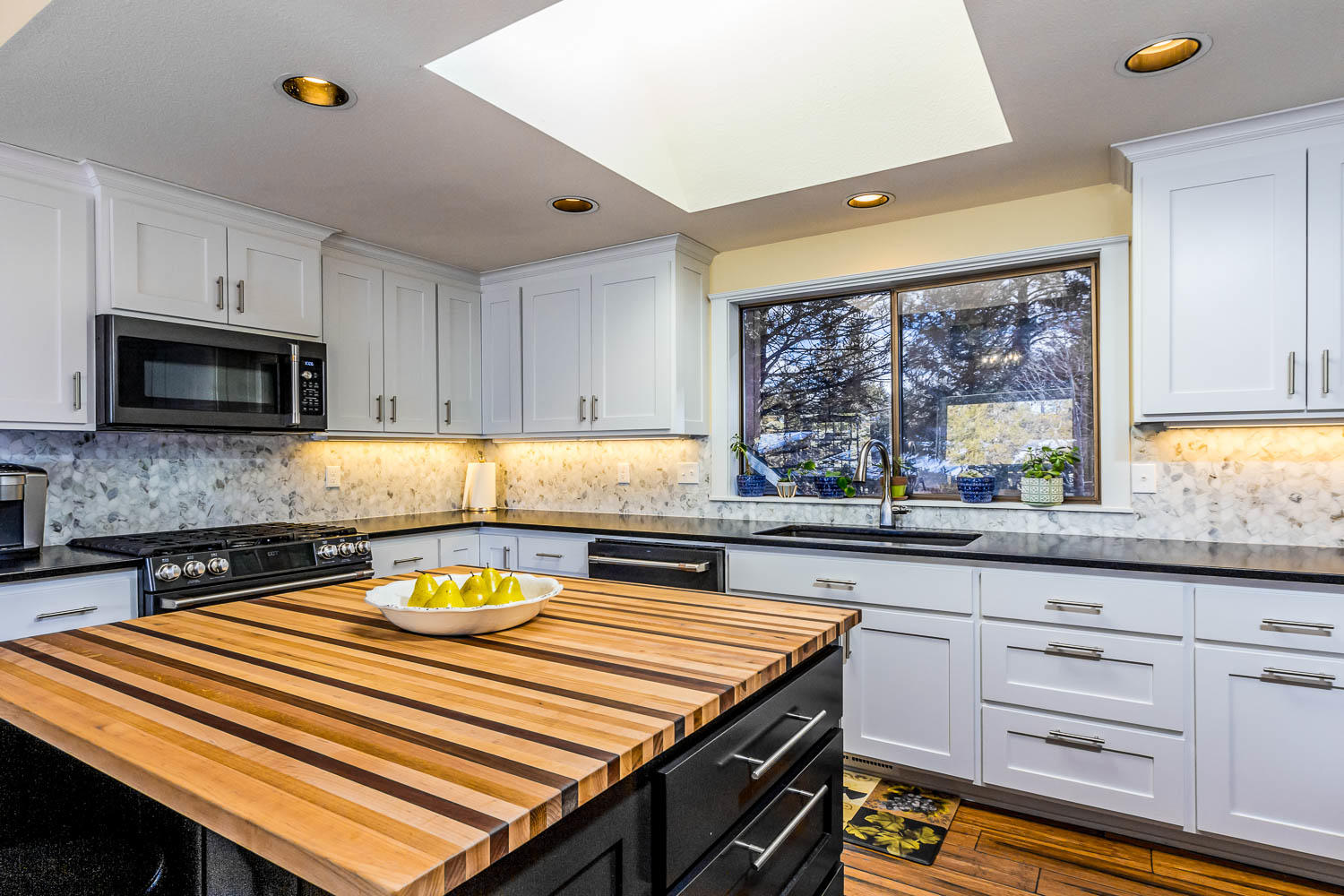 17704 Rogue Lane Sunriver, OR 97707 - Photo 13 of 26 a kitchen with a stove a sink and a microwave
