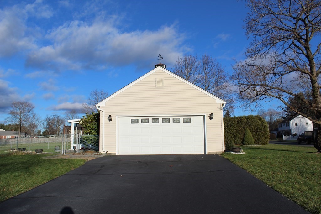 39 Robin Ridge Drive Feeding Hills, MA 01030 - Photo 3 of 26 Gallery Image 3
