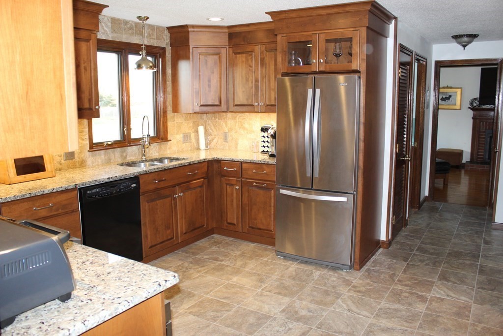39 Robin Ridge Drive Feeding Hills, MA 01030 - Photo 9 of 26 Gallery Image 9