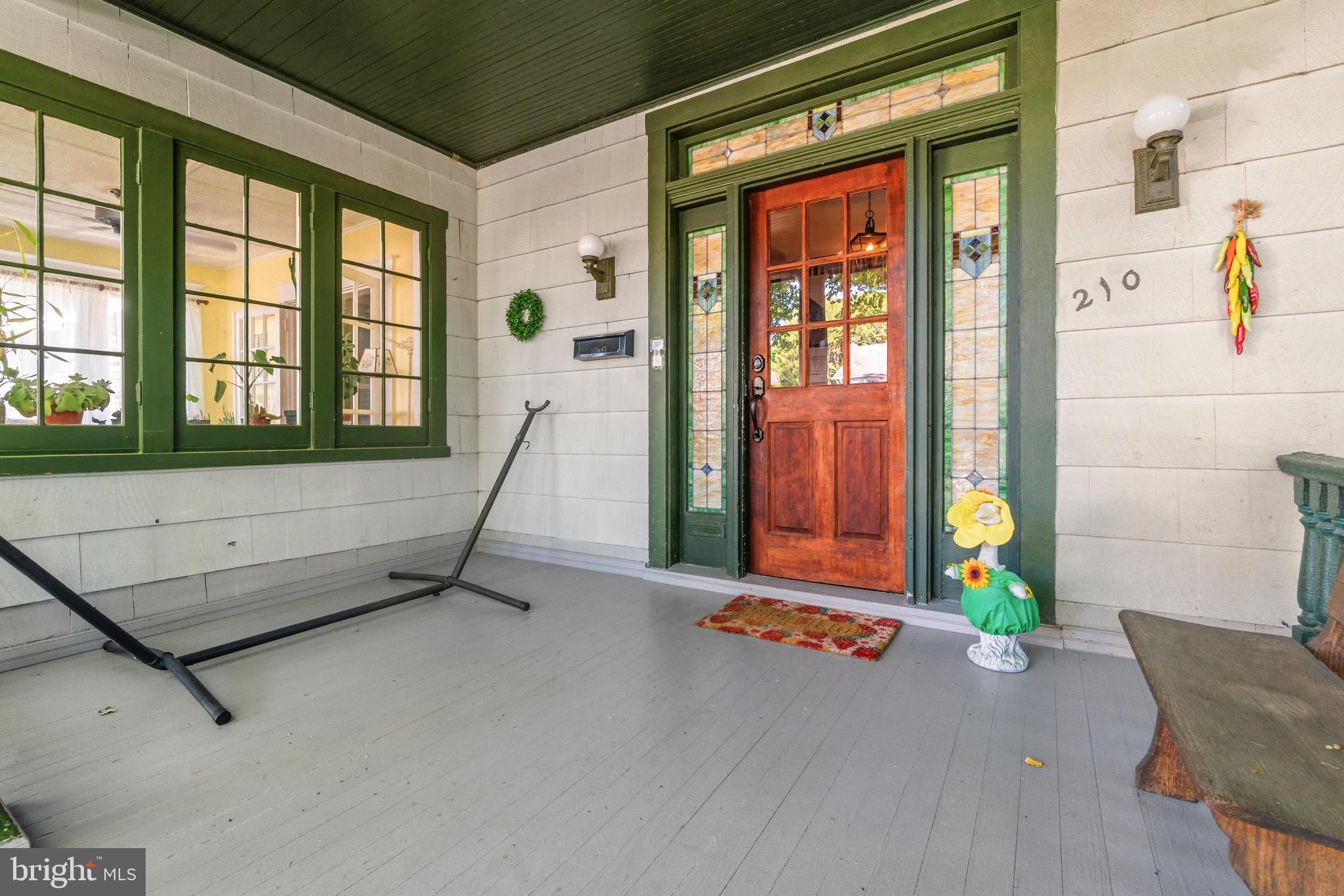 210 Mallow Hill Road Baltimore, MD 21229 - Photo 4 of 43 Front porch