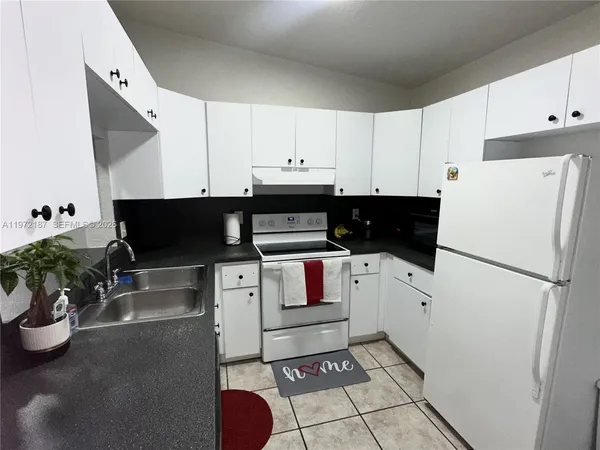 $2,300 | 6138 Grant Street, Unit A, Hollywood, FL 33024