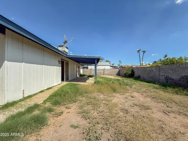 a view of a backyard