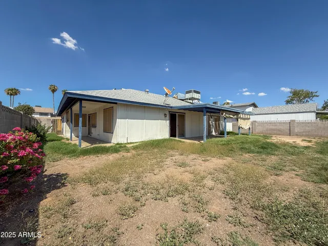 a view of a house with a backyard