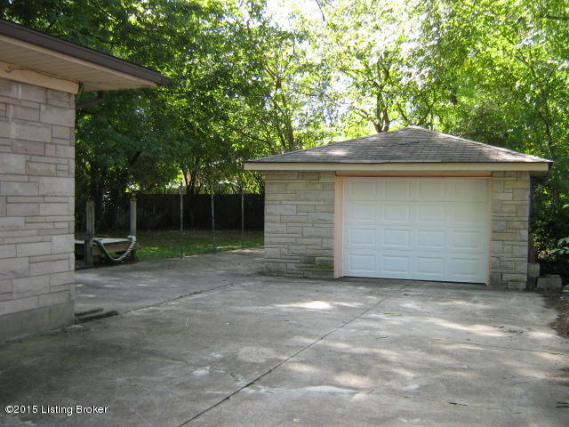 8476 Robbins Road Louisville, KY 40258 - Photo 4 of 27 IMG_1026