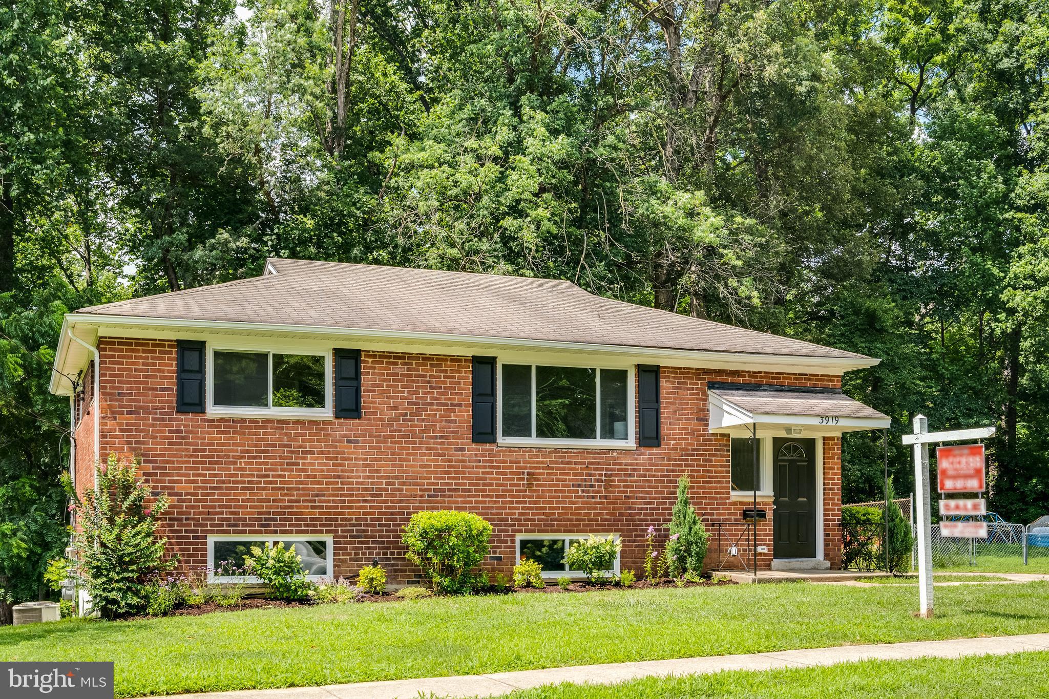100 Acres of Parkland Directly Behind the Home