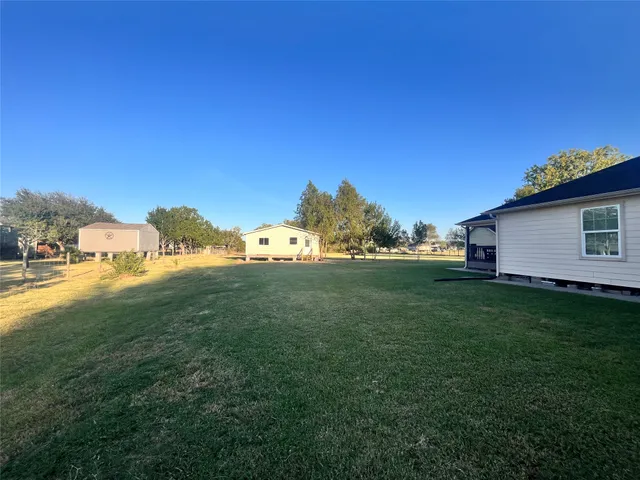 a view of a backyard