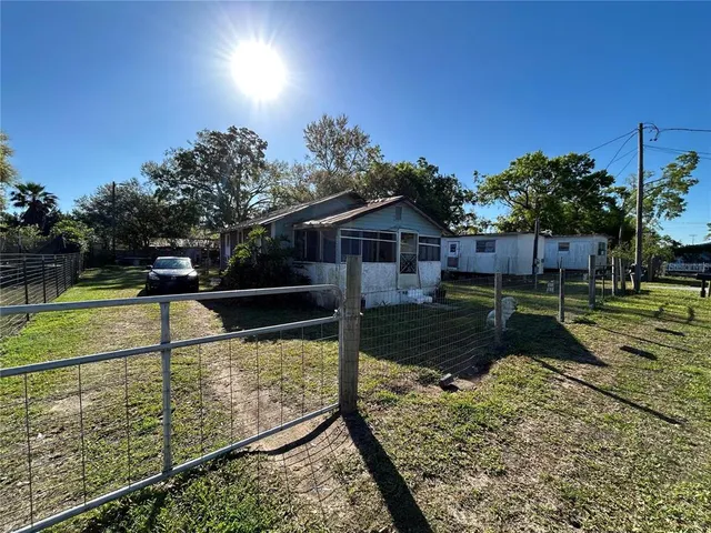 a view of a backyard