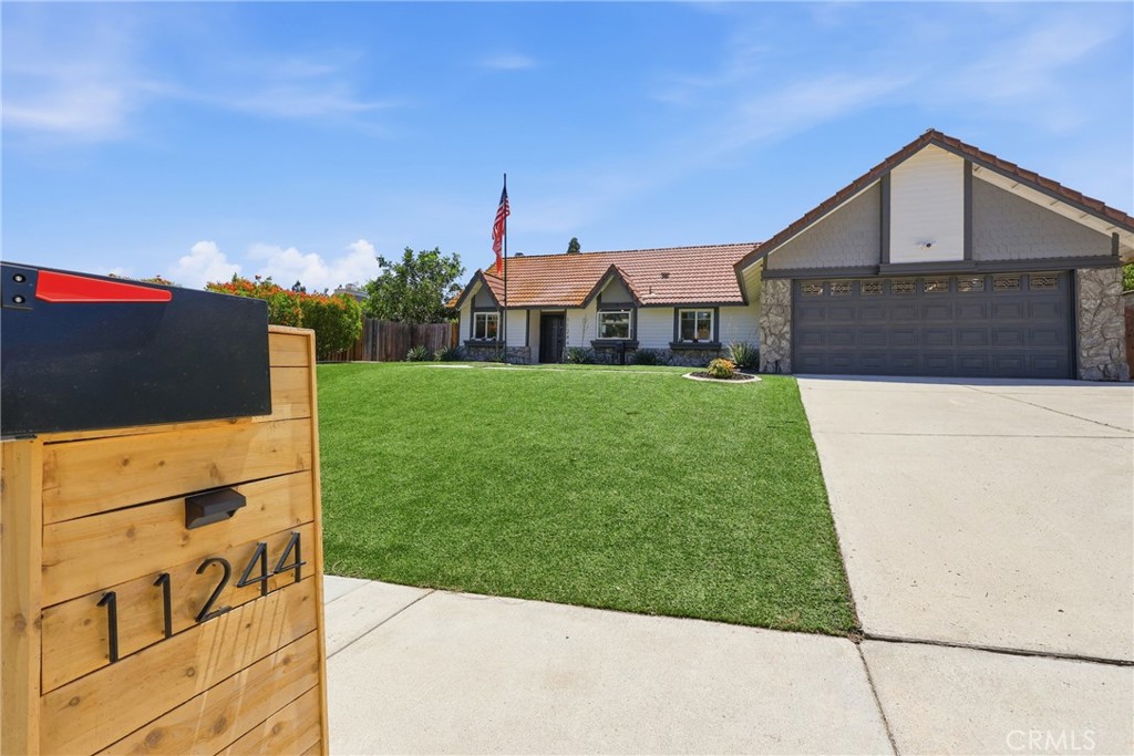 11244 Clara Court Riverside, CA 92505 - Photo 4 of 52