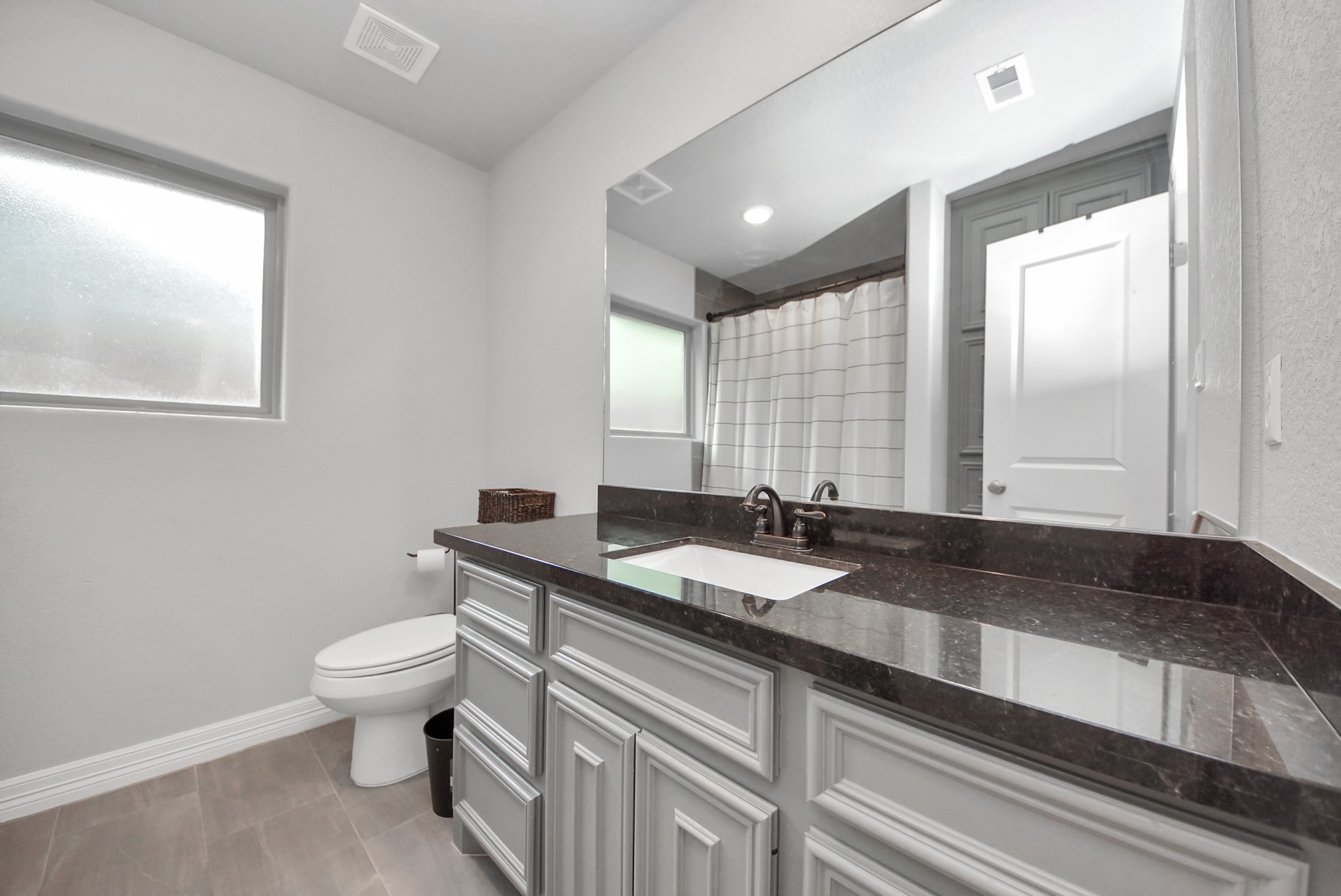 1023 South Anderson Street Angleton, TX 77515 - Photo 16 of 24 Bathroom