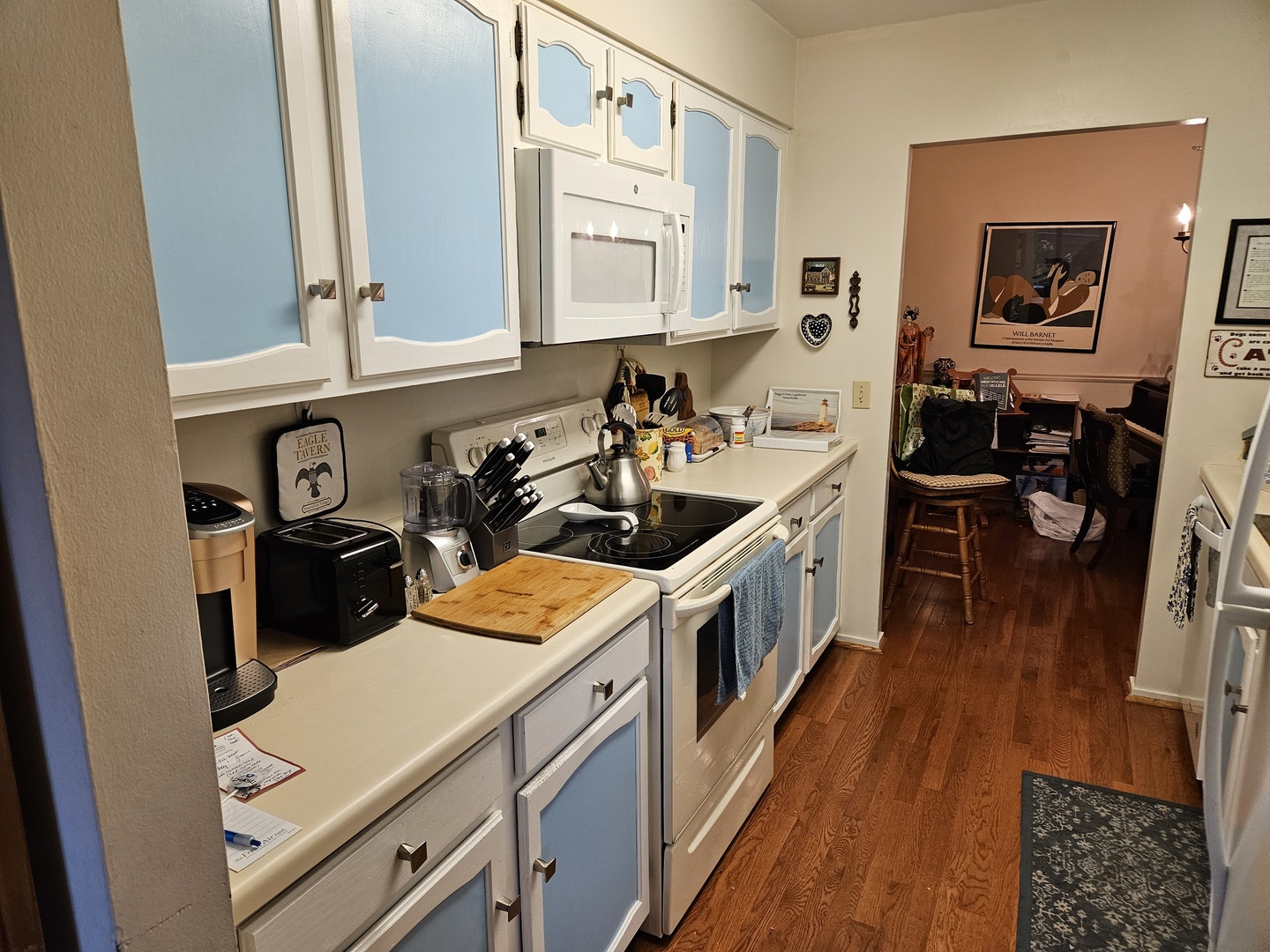 2150 Bouterse Street, Unit 106 Park Ridge, IL 60068 - Photo 8 of 25 a kitchen that has a sink and a stove in it