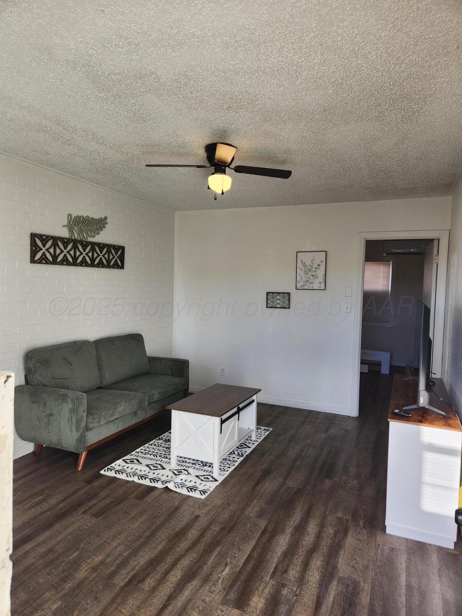 815-2 Deahl Street Borger, TX 79007 - Photo 2 of 6 Living area