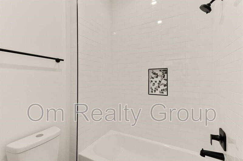 4705 Idaho Street Houston, TX 77021 - Photo 3 of 13 a bathroom with a bathtub and a shower