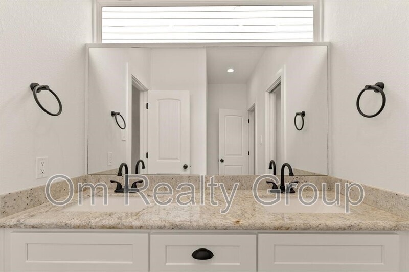 4705 Idaho Street Houston, TX 77021 - Photo 5 of 13 a bathroom with mirror granite sinks and a sink