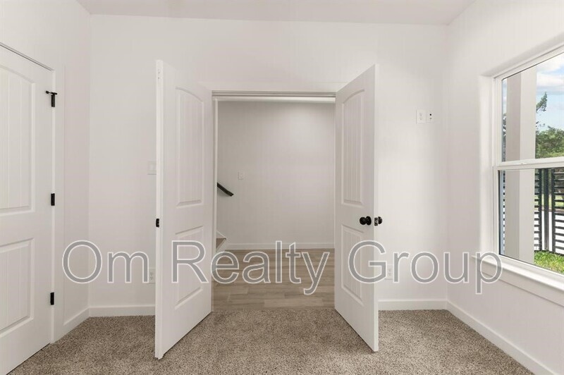 4705 Idaho Street Houston, TX 77021 - Photo 6 of 13 a view of entryway with white walls