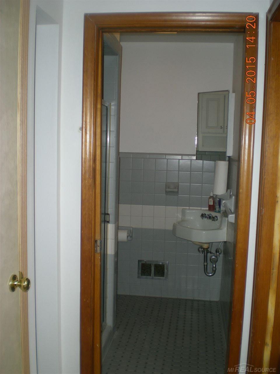 42195 Hayes Road Sterling Heights, MI 48313 - Photo 26 of 37 2nd full bath