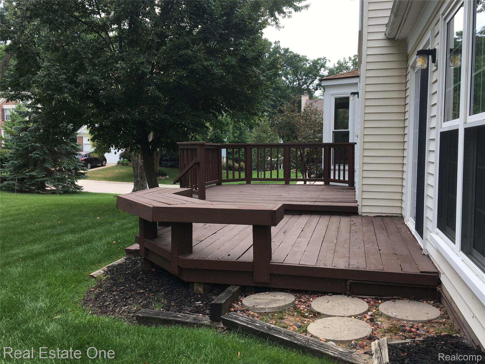 560 Arlington Drive Rochester, MI 48307 - Photo 13 of 16 TWO TIERED DECK FOR SEASONAL RELAXATION
