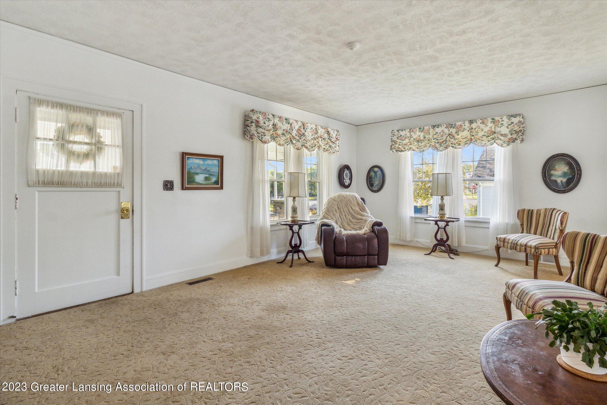 719 Bretton Road Lansing, MI 48917 - Photo 10 of 41 11-photo-11